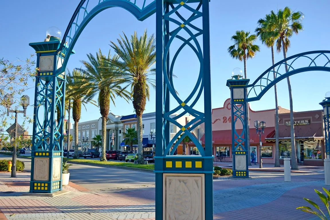 Palm-lined shopping district near Deltona, Florida Palm-lined shopping district near Deltona, Florida